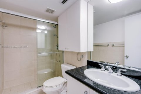 Condo in Miami, Florida, 3 bedrooms  № 1878833 - photo 11
