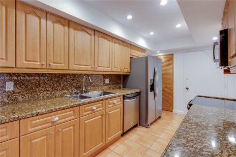 Condo in Miami, Florida, 3 bedrooms  № 1878833 - photo 4