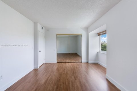 Condo in Miami, Florida, 3 bedrooms  № 1878833 - photo 13