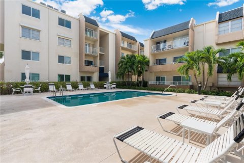 Condo in Miami, Florida, 3 bedrooms  № 1878833 - photo 24