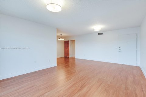 Condo in Miami, Florida, 3 bedrooms  № 1878833 - photo 2