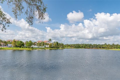 House in Weston, Florida 4 bedrooms, 273.88 sq.m. № 1997743 - photo 5