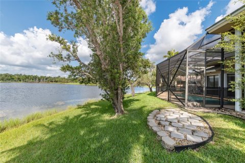 House in Weston, Florida 4 bedrooms, 273.88 sq.m. № 1997743 - photo 6