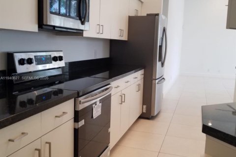 House in Weston, Florida 4 bedrooms, 273.88 sq.m. № 1997743 - photo 15