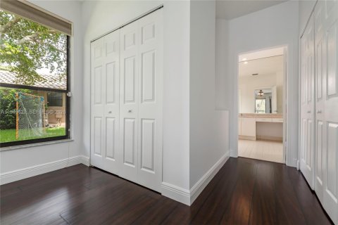 House in Weston, Florida 4 bedrooms, 273.88 sq.m. № 1997743 - photo 23