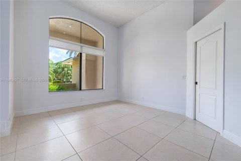 House in Weston, Florida 4 bedrooms, 273.88 sq.m. № 1997743 - photo 17
