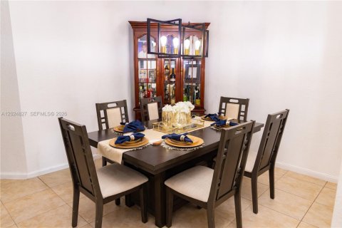 Touwnhouse à vendre à Miami Gardens, Floride: 4 chambres, 159.42 m2 № 2085395 - photo 25