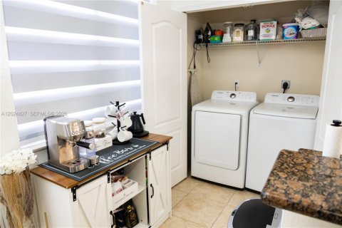 Touwnhouse à vendre à Miami Gardens, Floride: 4 chambres, 159.42 m2 № 2085395 - photo 16