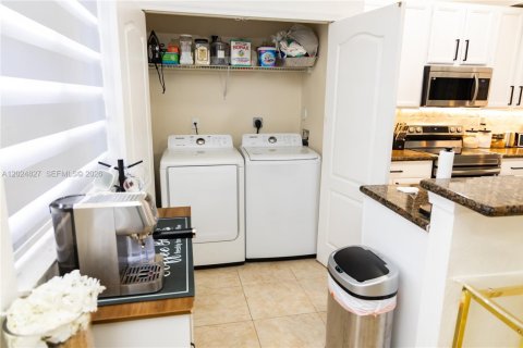 Touwnhouse à vendre à Miami Gardens, Floride: 4 chambres, 159.42 m2 № 2085395 - photo 6