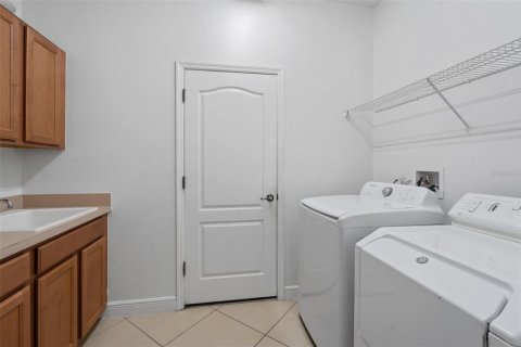 House in Winter Garden, Florida 5 bedrooms, 271.09 sq.m. № 2157989 - photo 11