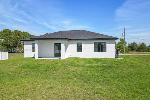 House in Lehigh Acres, Florida 3 bedrooms № 1700425 - photo 21