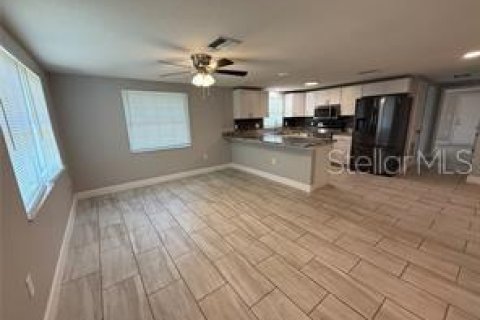 House in Zephyrhills, Florida 2 bedrooms, 109.81 sq.m. № 1888476 - photo 4