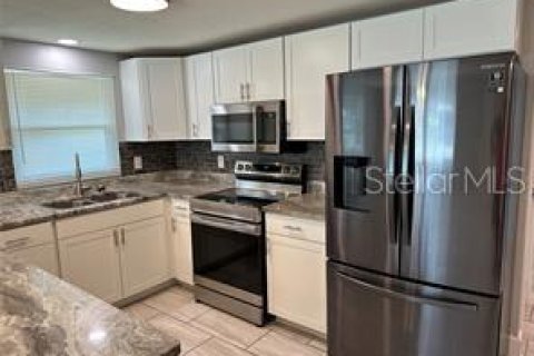 House in Zephyrhills, Florida 2 bedrooms, 109.81 sq.m. № 1888476 - photo 12