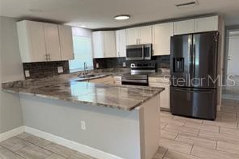 House in Zephyrhills, Florida 2 bedrooms, 109.81 sq.m. № 1888476 - photo 5