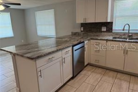 House in Zephyrhills, Florida 2 bedrooms, 109.81 sq.m. № 1888476 - photo 14