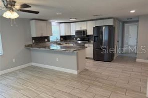 House in Zephyrhills, Florida 2 bedrooms, 109.81 sq.m. № 1888476 - photo 3