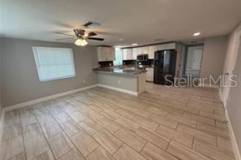 House in Zephyrhills, Florida 2 bedrooms, 109.81 sq.m. № 1888476 - photo 2