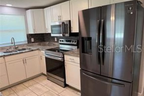 House in Zephyrhills, Florida 2 bedrooms, 109.81 sq.m. № 1888476 - photo 13