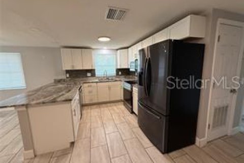 House in Zephyrhills, Florida 2 bedrooms, 109.81 sq.m. № 1888476 - photo 15