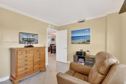 Condo in Hutchinson Island South, Florida, 2 bedrooms  № 2047082 - photo 19
