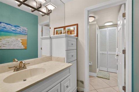 Condo in Hutchinson Island South, Florida, 2 bedrooms  № 2047082 - photo 18