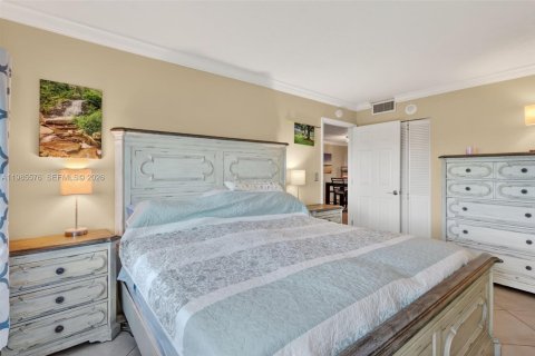 Condo in Hutchinson Island South, Florida, 2 bedrooms  № 2047082 - photo 17