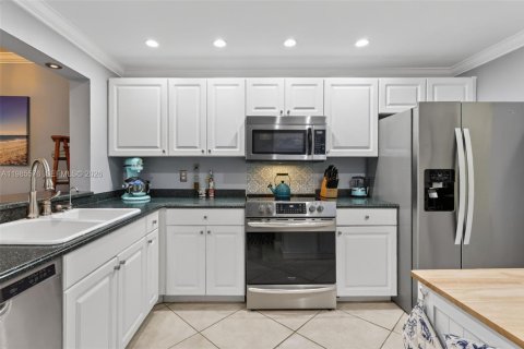 Condo in Hutchinson Island South, Florida, 2 bedrooms  № 2047082 - photo 12