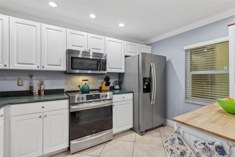 Condo in Hutchinson Island South, Florida, 2 bedrooms  № 2047082 - photo 13