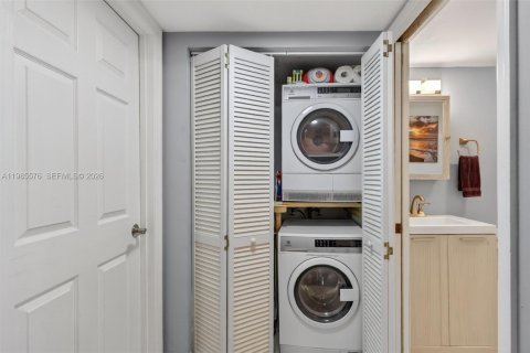 Condo in Hutchinson Island South, Florida, 2 bedrooms  № 2047082 - photo 21