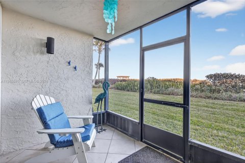 Condo in Hutchinson Island South, Florida, 2 bedrooms  № 2047082 - photo 23