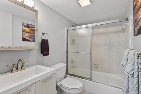 Condo in Hutchinson Island South, Florida, 2 bedrooms  № 2047082 - photo 22