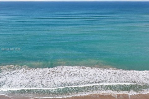 Condo in Hutchinson Island South, Florida, 2 bedrooms  № 2047082 - photo 28