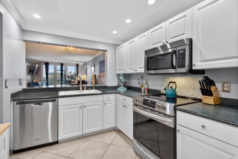 Condo in Hutchinson Island South, Florida, 2 bedrooms  № 2047082 - photo 14