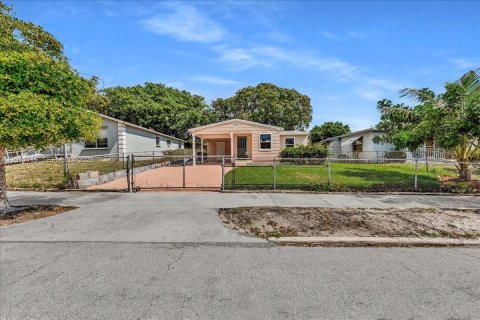 House in West Palm Beach, Florida 2 bedrooms, 83.24 sq.m. № 2075095 - photo 2
