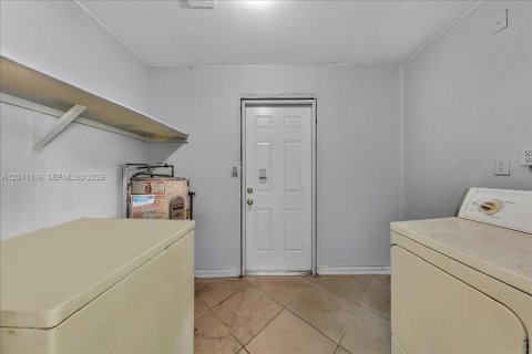 House in West Palm Beach, Florida 2 bedrooms, 83.24 sq.m. № 2075095 - photo 11