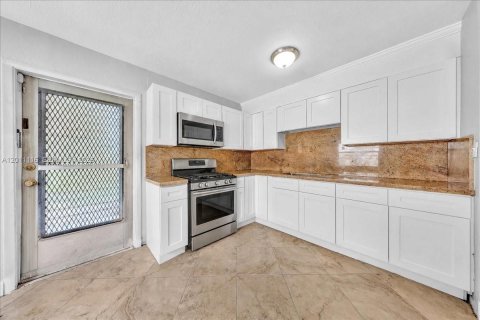 House in West Palm Beach, Florida 2 bedrooms, 83.24 sq.m. № 2075095 - photo 6