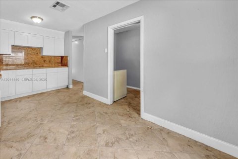 House in West Palm Beach, Florida 2 bedrooms, 83.24 sq.m. № 2075095 - photo 9