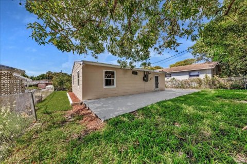 House in West Palm Beach, Florida 2 bedrooms, 83.24 sq.m. № 2075095 - photo 23