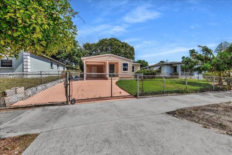House in West Palm Beach, Florida 2 bedrooms, 83.24 sq.m. № 2075095 - photo 3