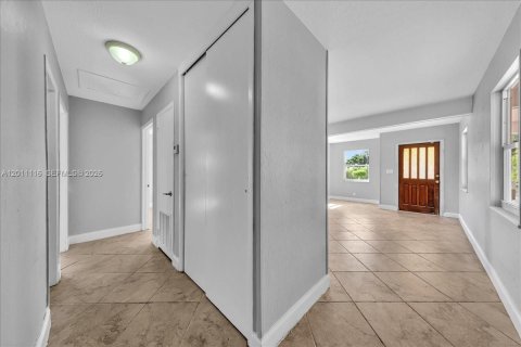 House in West Palm Beach, Florida 2 bedrooms, 83.24 sq.m. № 2075095 - photo 12
