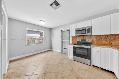 House in West Palm Beach, Florida 2 bedrooms, 83.24 sq.m. № 2075095 - photo 7