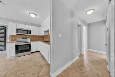 House in West Palm Beach, Florida 2 bedrooms, 83.24 sq.m. № 2075095 - photo 8