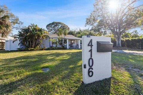 House in Tampa, Florida 3 bedrooms, 113.81 sq.m. № 1717706 - photo 2