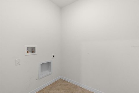House in Tavares, Florida 5 bedrooms, 250.46 sq.m. № 1855591 - photo 23