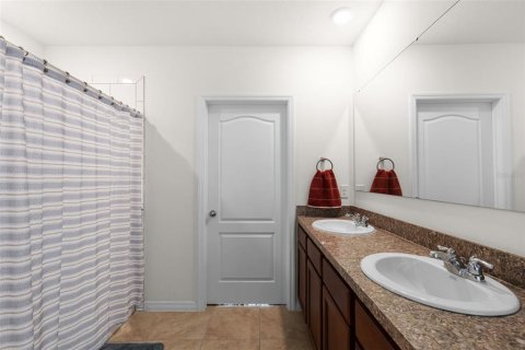 House in Tavares, Florida 5 bedrooms, 250.46 sq.m. № 1855591 - photo 21