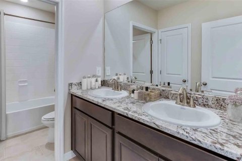House in Plant City, Florida 4 bedrooms, 307.79 sq.m. № 2410510 - photo 12