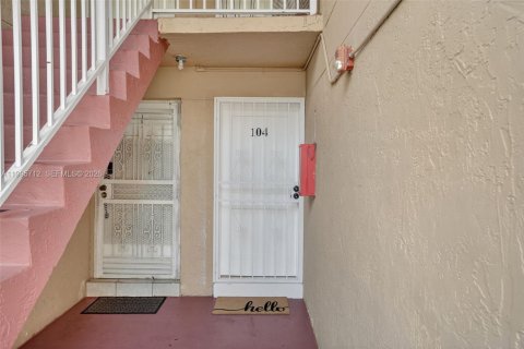 Купить кондоминиум в Майами, Флорида 1 спальня, 71.53м2, № 2062989 - фото 2