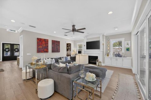 House in Tampa, Florida 5 bedrooms, 471.66 sq.m. № 2258214 - photo 16