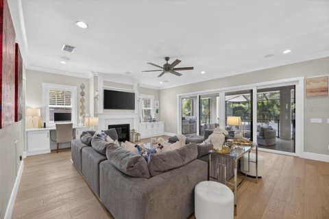 House in Tampa, Florida 5 bedrooms, 471.66 sq.m. № 2258214 - photo 15
