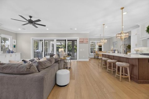 House in Tampa, Florida 5 bedrooms, 471.66 sq.m. № 2258214 - photo 22